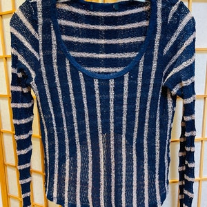 90er Jahre Navy & Beige Gestreifter Pullover Pullover / Pullover Semi Sheer Asymmetrische Saum Zurück Klappe