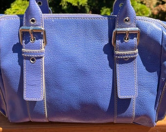 Hermoso bolso de mano tipo cartera de piel auténtica color lavanda con grano de guijarro de la marca HYPE