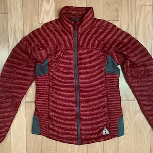 Eddie Bauer Wine Red 800 Fill Goose Down First Ascent Light Weight Jacket Packable Hiking Outdoors Running Athletic Wear Size Small
