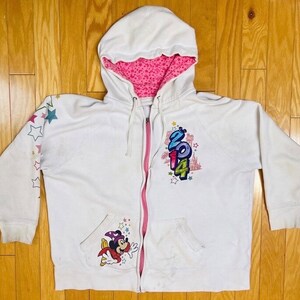 K&ouml;nnte beinhalten: Wei&szlig;er Kapuzenpullover mit Rei&szlig;verschluss und rosa Futter. Der Hoodie hat ein Mickey Mouse-Motiv auf der Vorderseite und ein 2014-Motiv auf der R&uuml;ckseite. Der Hoodie hat Sterne auf den &Auml;rmeln.