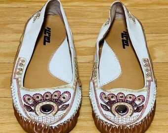 Mocasines planos de piel sintética color crudo con cuentas y bordados, estilo años 90. Talla 9.