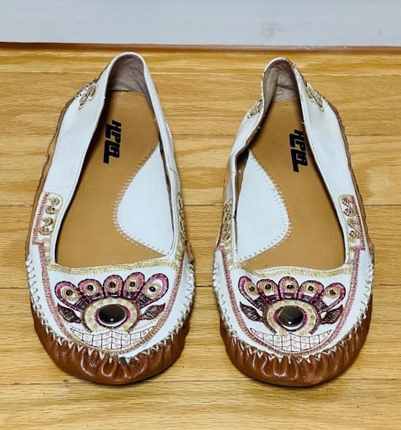 90s Beaded & Embroidered off White Pleather Loafers Flats  display picture 1