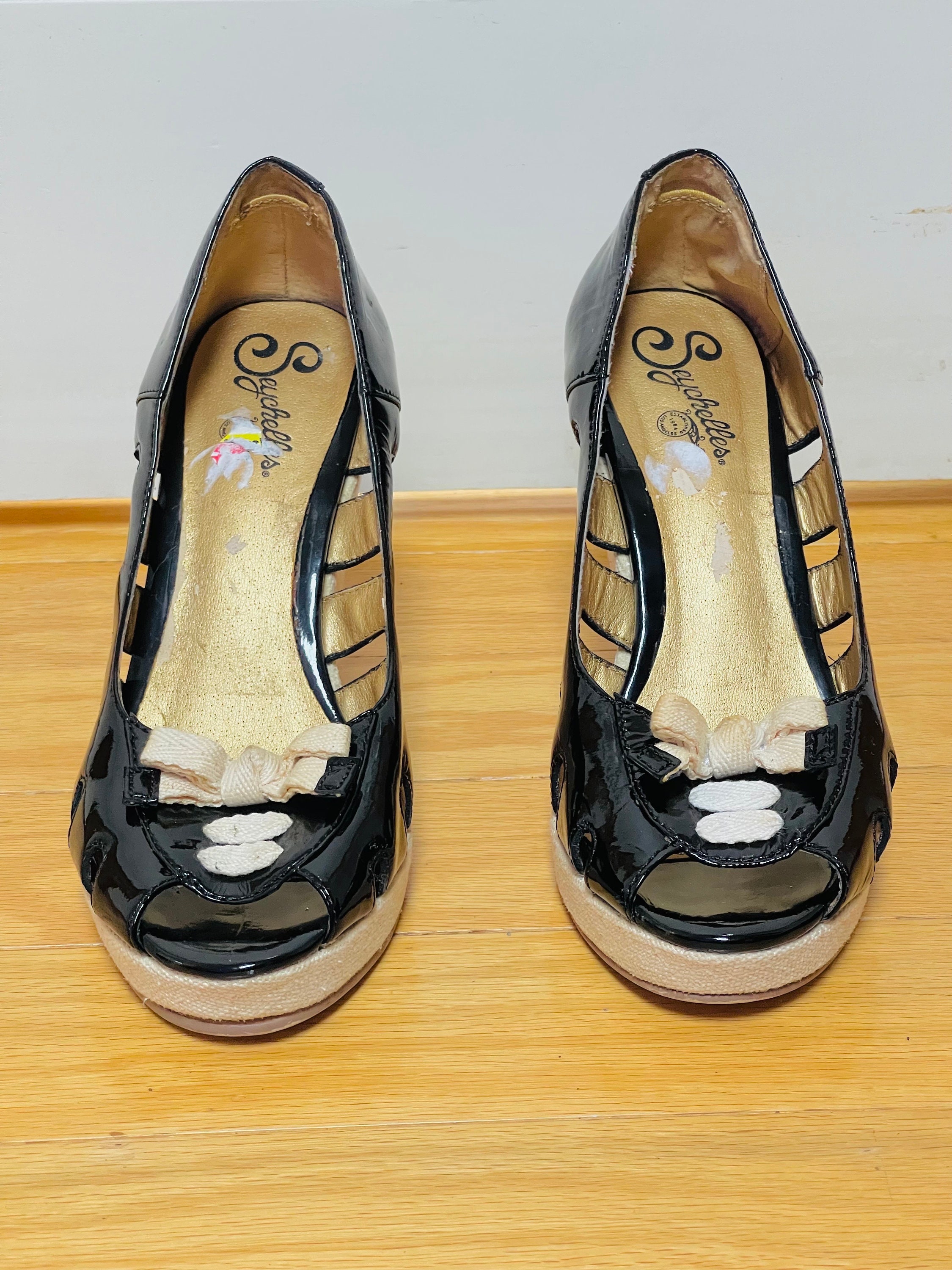 【はこぽす対応商品】 Peep Y2K Toe White & Black Pleather Patent Black Shoes Wedge 靴