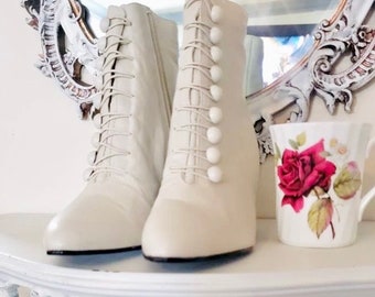 Vintage 70s Off-White Leather Ankle Boots Victorian / Edwardian Button Granny Heel Booties “1970s Does 1870s” U.S. Women’s Size 8M / Size 7
