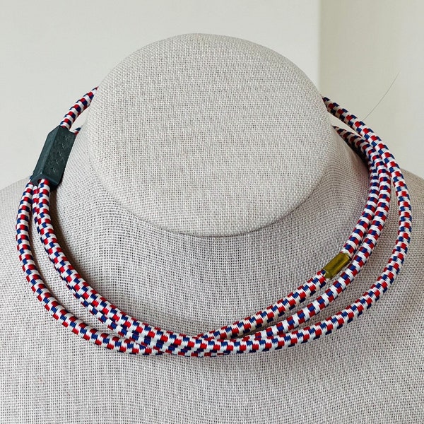 Trio aus patriotischen, dehnbaren Creolen-Halsbändern mit gewebter Kordel in Rot, Weiß, Blau, „unteilbaren“ rechteckigen Perlen-Creolen über dem Kopf