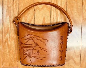 Bolso de mano estilo cubo estilo bohemio rockabilly pin-up retro, raro, de los años 50, hecho a mano, de cuero color whisky, con temática china y asiática.