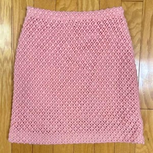 60年代のカーネーションのハンドポインテールかぎ針編みスカート、ピンクのセータースカート、質感のあるペンシルスカート、ユニークなかぎ針編みのパターン、伸縮性のあるウエスト、サテンの裏地