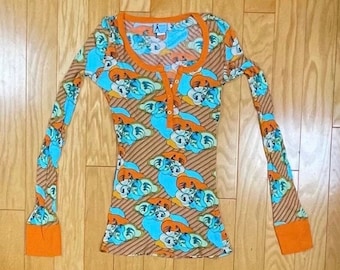 Psychodeliczny top z kolekcji Peacocks AOP Thermal Henley z lat 70. w kolorze turkusowym i koralowym, hipisowski boho, boho, Canaby Street