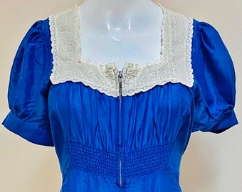 Vintage BETSEY JOHNSON Country Maiden Kleid Französisch Blaue Spitze Taschen Spitzenkragen Größe S XS Rave Raver Country Western Cottagecore Lolita Y2K