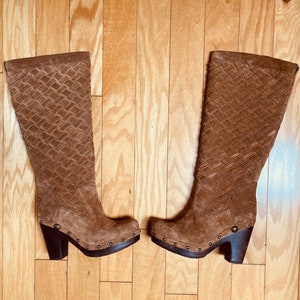 90s UGG Arroyo Tall Basketweave Woven Chestnut Brown Suede Shearling Clog Boots Studded Nails Trim Wooden Heel Shearling Footbed Size 6