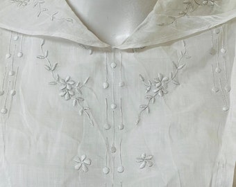 1800s / 1900s Authentic Beautiful White Cotton Ladies Long Dress Edwardian Victorian Regency Era Collectors Piece