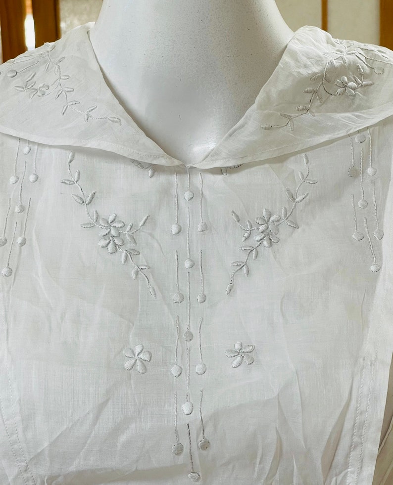 1800s / 1900s Authentic Beautiful White Cotton Ladies Long Dress Edwardian Victorian Regency Era Collectors Piece image 1