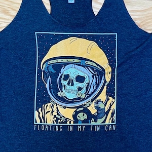 Imagen de astronauta genial, serigrafía frontal, tanque gris oscuro jaspeado, gráfico de dibujos animados, banco de carreras, rave, grunge, punk, verano, único y espacioso