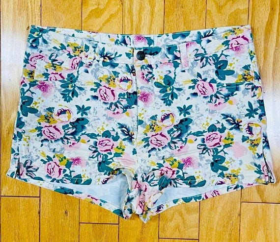 White Floral Shorts 80s 90s Low Waisted Floral Print Rose Flowers