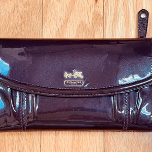 Cartera de chequera triple de piel de charol Coach vintage color ciruela/uva oscura para mujer con recibo original