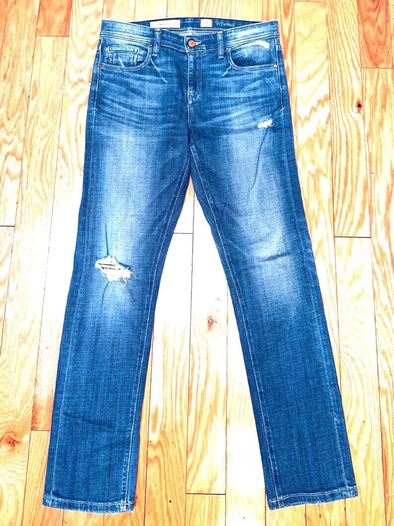 K&ouml;nnte beinhalten: Blaue Jeans aus Denim mit Destroyed-Effekt und gerader Passform. Die Jeans haben eine helle Waschung und ein paar kleine Risse.