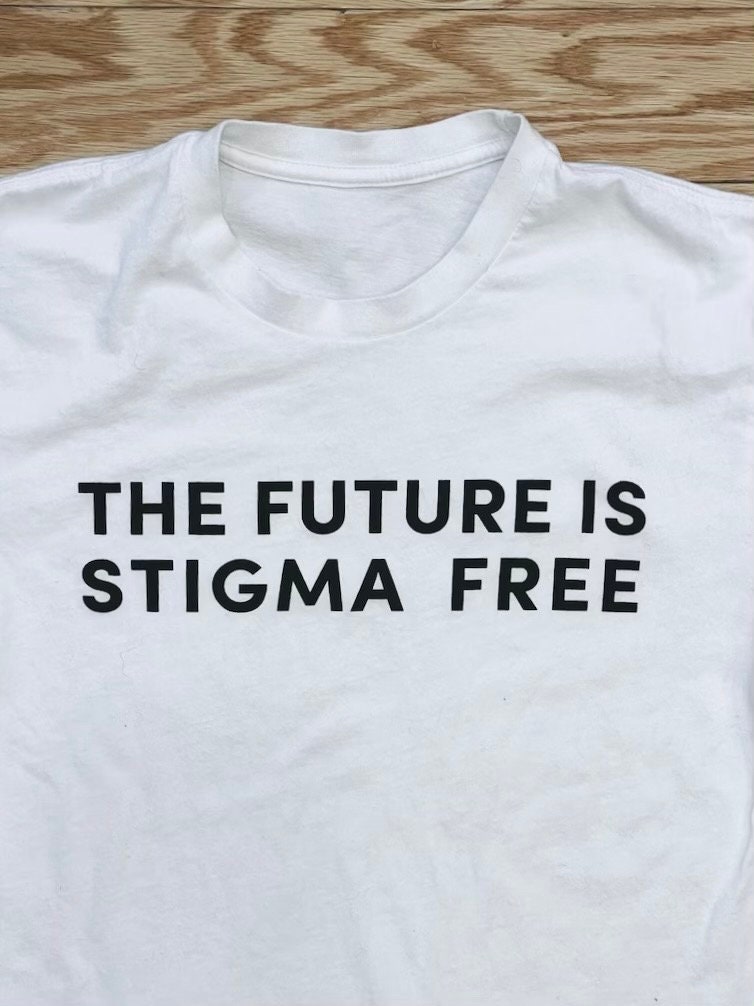 Die Zukunft ist Stigma-freies weißes T-Shirt mit schwarzem Beschriftungs-progressiver politischer sozialer Gerechtigkeitslogan