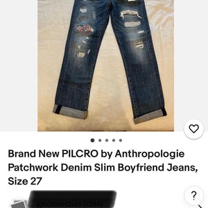 K&ouml;nnte beinhalten: Ein brandneues blaues Jeans-Hosenpaar mit Destroyed-Details und Patchwork. Die Jeans sind im Slim-Boyfriend-Stil und haben ein Gr&ouml;&szlig;enetikett mit der Aufschrift "Gr&ouml;&szlig;e 27".