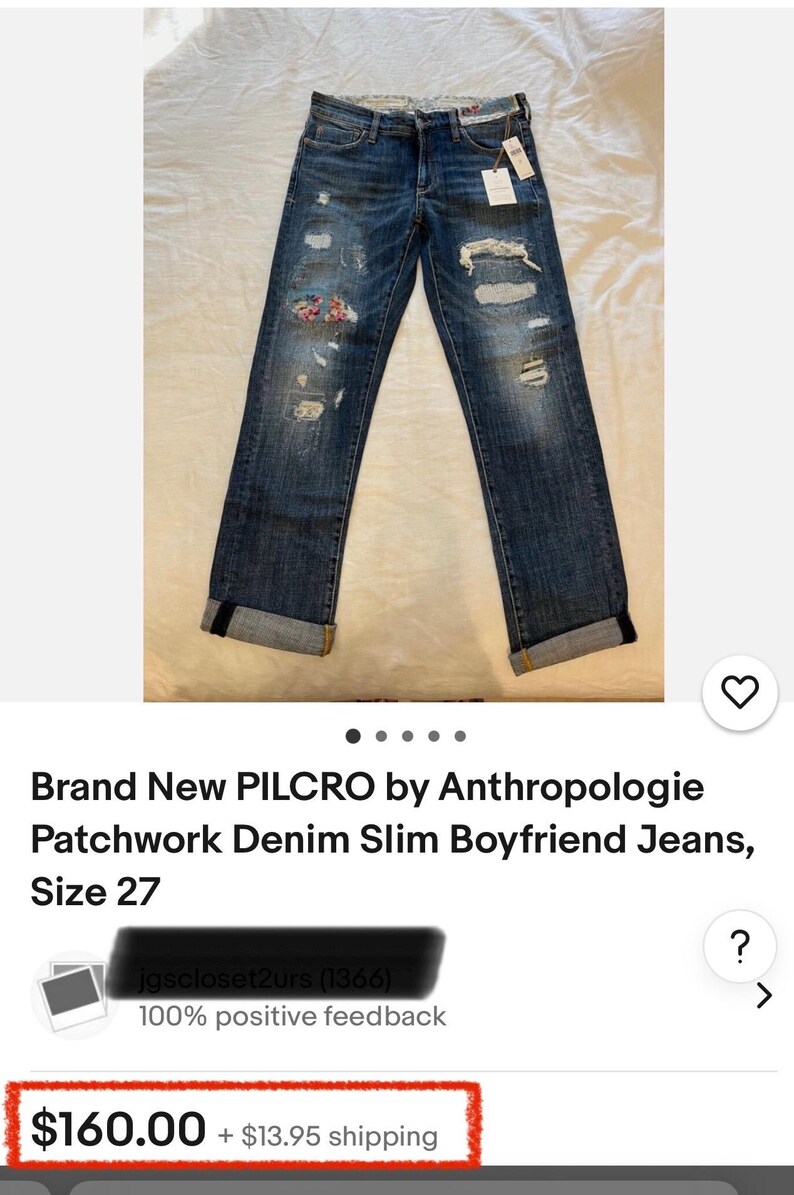 K&ouml;nnte beinhalten: Ein brandneues blaues Jeans-Hosenpaar mit Destroyed-Details und Patchwork. Die Jeans sind im Slim-Boyfriend-Stil und haben ein Gr&ouml;&szlig;enetikett mit der Aufschrift "Gr&ouml;&szlig;e 27".