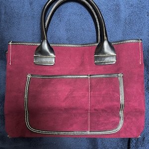 Bolso tote burdeos de 33 cm de ancho y ante sintético de Saks Fifth Avenue