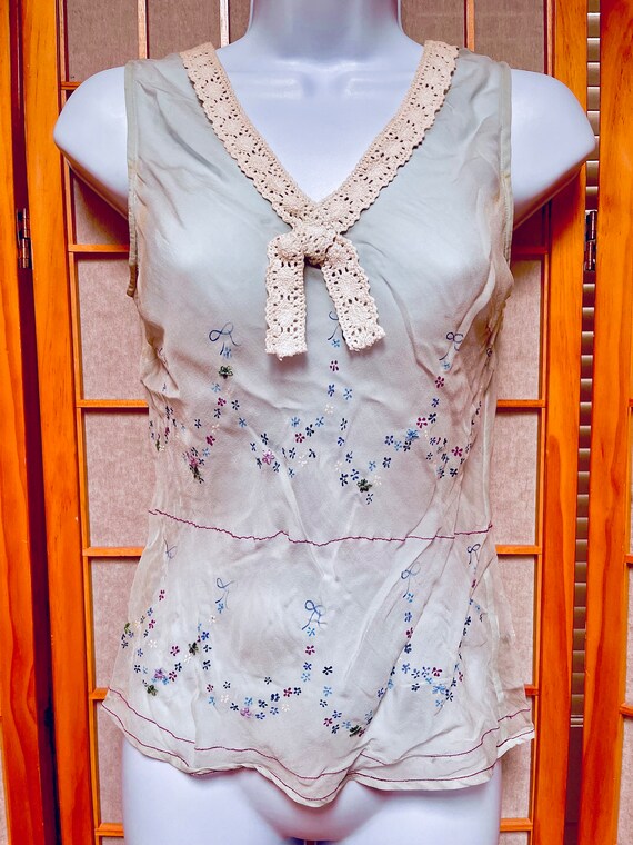 Blusa sin mangas con bordado floral pintado a mano, azul claro, de