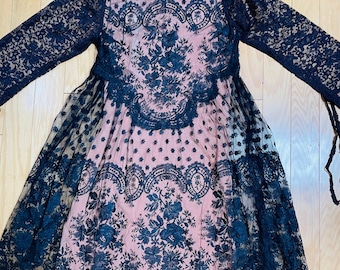 Splendido abito da donna dell'epoca del 1900, abito da tè in pizzo floreale, pezzo unico fatto a mano, pizzo nero, fodera color pesca, indossabile, stile antico, cottagecore vittoriano
