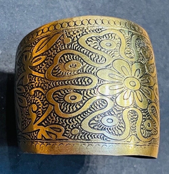 70s Brass Floral Cuff Engraved Design Ethnic Boho… - image 3