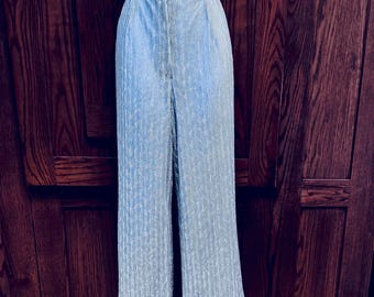 Pantalones cortos de pierna ancha, estilo discoteca vintage, de los años 70, en azul hielo brillante, plateado metalizado, transparentes, con forro de modestia.