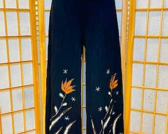 Pantalon évasé extensible noir bohème hippie fait main avec festival de fleurs en patchwork cousu main salon de yoga d'été