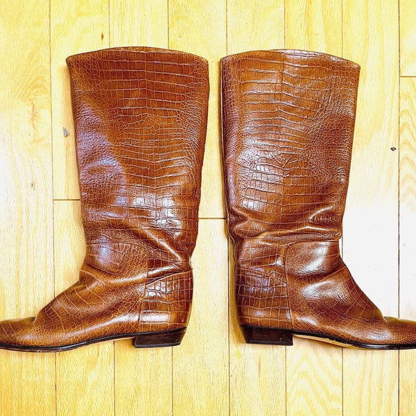 1970s Bandolino Italian-Made Honey Brown Imitation Gator Embossed Leather Fake Reptile Boots Unique Pattern Pointed Toe Low Heel Size 8 / 8M