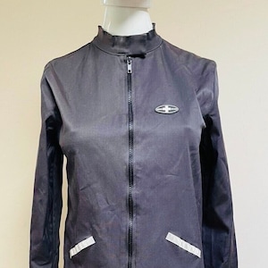 Chaqueta de motociclista vintage gris pizarra, ligera, sin cuello, para motocross, con cinta reflectante blanca y plateada, estilo skater de club.