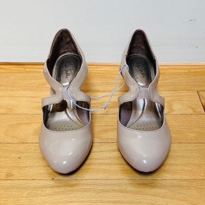 NWOT Glossy Patent Pleather Champagne Color Mary Jane Pumps / Heels Never Worn High Gloss Stretchy Low Height Heel Capsule Wardrobe Size 8W