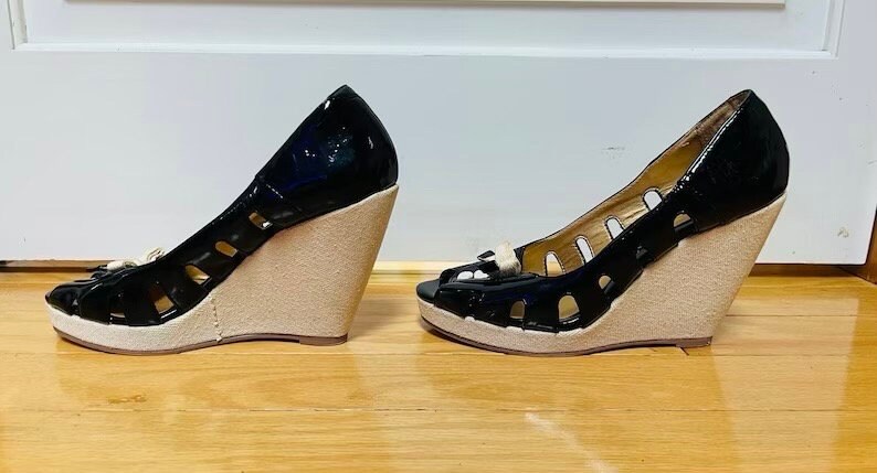 靴 Coach Peeptoe Logo Fabric Wedges (Black) Coach Larchmont Black Leather Metal Logo Wedge Heels Peeptoe