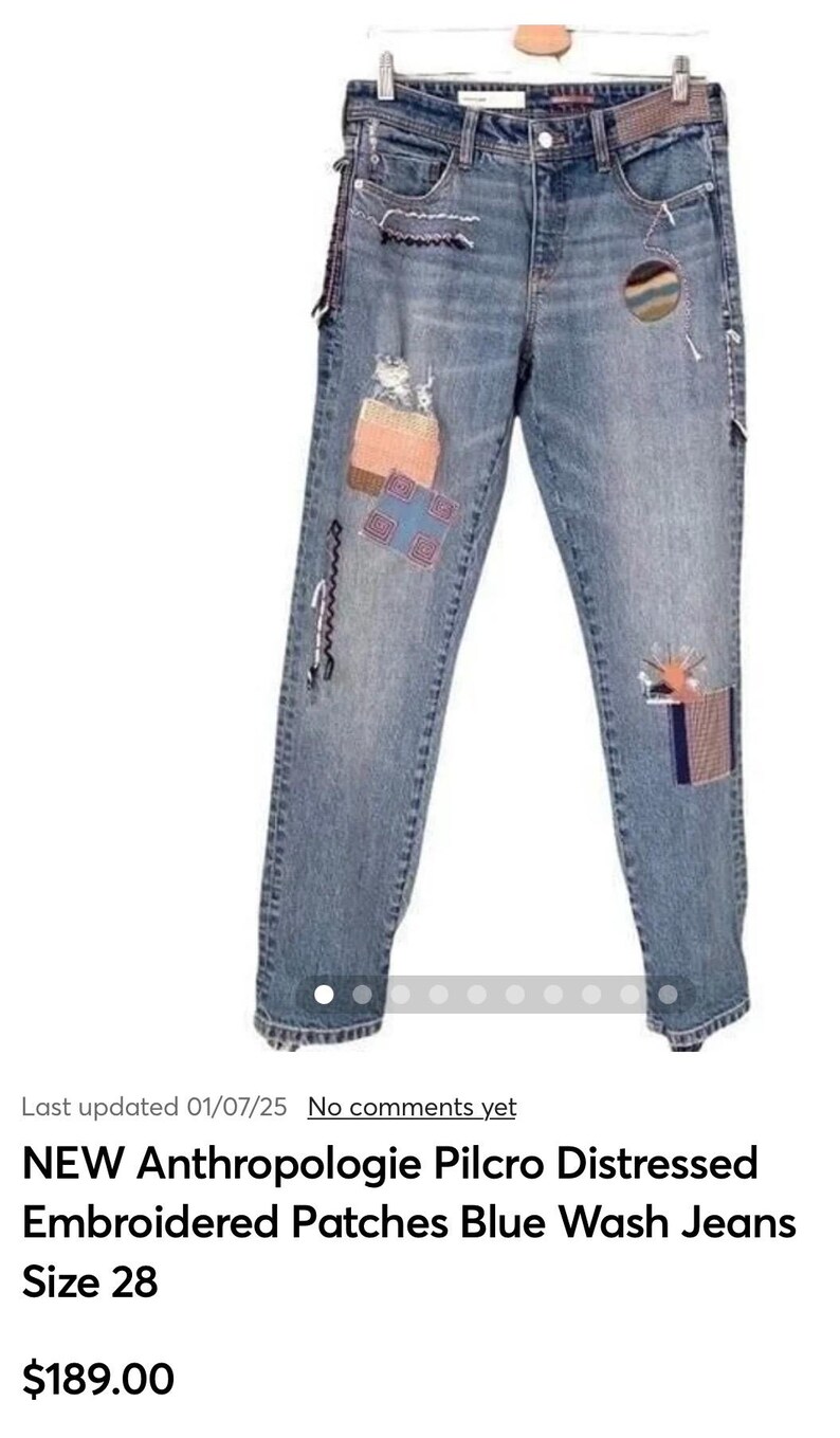 K&ouml;nnte beinhalten: Distressed Blue Wash Jeans mit gestickten Patches. Die Jeans haben eine lockere Passform und ein gerades Bein. Die Patches sind bunt und haben geometrische Muster.
