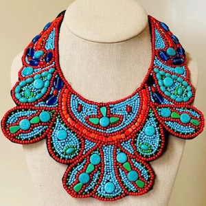 Atemberaubende Vintage Türkis Koralle Lapis Lazuli Blaue Perlen Handgemachte OOAK Halskette Bib Statement Halskette Bänder Verschluss Edelsteine Bib