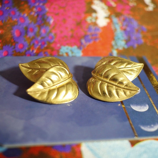 Vintage Trifari Gold Plated Leaf Leaves Costume Jewelry Earrings Gold Stud Earrings Chunky Gold Earrings 90s Gold Earrings Chunky 90s