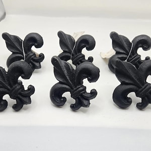 Könnte beinhalten: Eine weiße Keramik-Tasse mit schwarzem Henkel und dem Text "But First, Coffee" in schwarzer, handschriftlicher Schrift. Die Tasse fasst wahrscheinlich 340-450 ml, ideal für ein morgendliches Getränk.