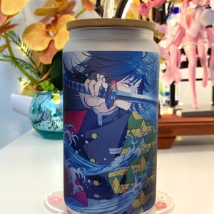 Op de afbeelding: Een witte herbruikbare waterfles met een bamboe deksel en een rietje. De fles heeft een kleurrijk anime-personage met blauw haar en een zwaard. Het personage wordt omringd door blauwe en witte golven.