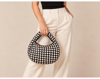 Mit freundlichen Grüßen, Jules. Schwarze und weiße Hobo-Tasche aus dickem, gewebtem Kunstleder in Halbmondform.