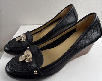 Y2K Tommy Hilfiger Kree Black Leather Wedge Pump Loafers Gold Lock Shoes Sz 8.5