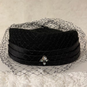 Ritz Henry Pollak-40s/50s Vintage, Black, Wool, Satin Trim, Netted, PillBox Hat. Size-M