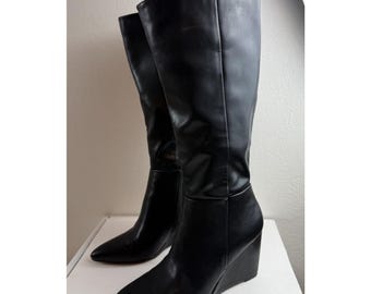 Madden Girl Dam Svarta Knähöga Kilstövlar i Konstläder Storlek 6 Grunge Goth Edgy