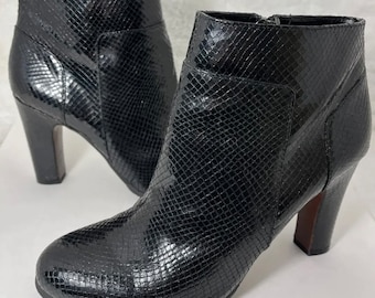 Ann Taylor Loft-Y2K Vtg, Black, Snake Skin Embossed, Vegan Leather, Ankle Boots. Size-7M