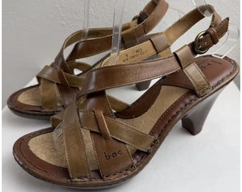 Sandalias de tacón cónico con tiras y estampado floral en relieve de Boc Born Concept, talla 9