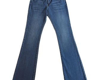 Jeans Levi's 515 Bootcut para mujer, talla 8L, estilo Y2K, lavado medio, elásticos, corte clásico acampanado.