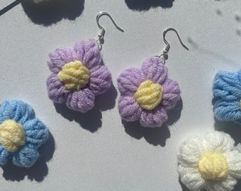 Blumen gestrickte Ohrringe | Gehäkelte weiße und lila Gänseblümchen-Ohrringe | Handgefertigter gestrickter Blumenschmuck für Sie | Blumen-Tropfen-Ohrringe