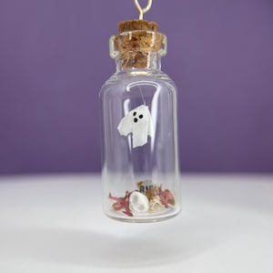 墓地のペンダントネックレス付きの小さな幽霊ボトル