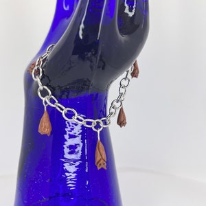 Winziges braunes Fledermaus Bettelarmband