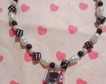 Collar con dije de dados de Husk Hazbin Hotel
