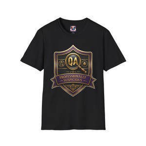 T-Shirt mit dem QA-Abzeichen „Professionell misstrauisch“ | Detektivischer QA-Tester | Abzeichen für Qualitätssicherung